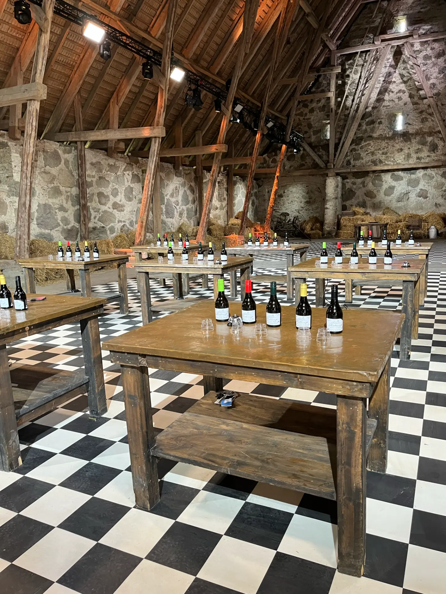 Ciderprovning i Tosterups loge på borden som används i Kockarnas kamp.