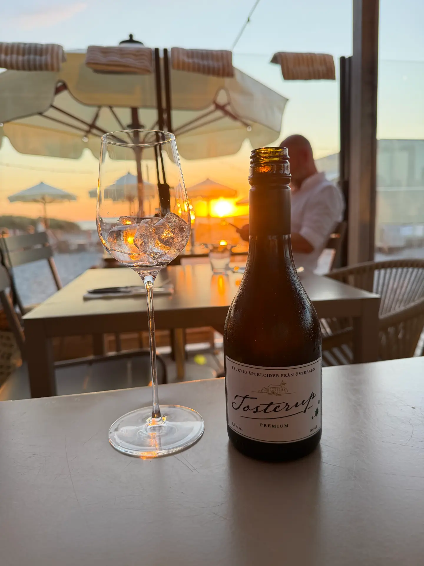 Flaska Tosterup Premium äppelcider i solnedgången på Badhyttens restaurang i Skanör
