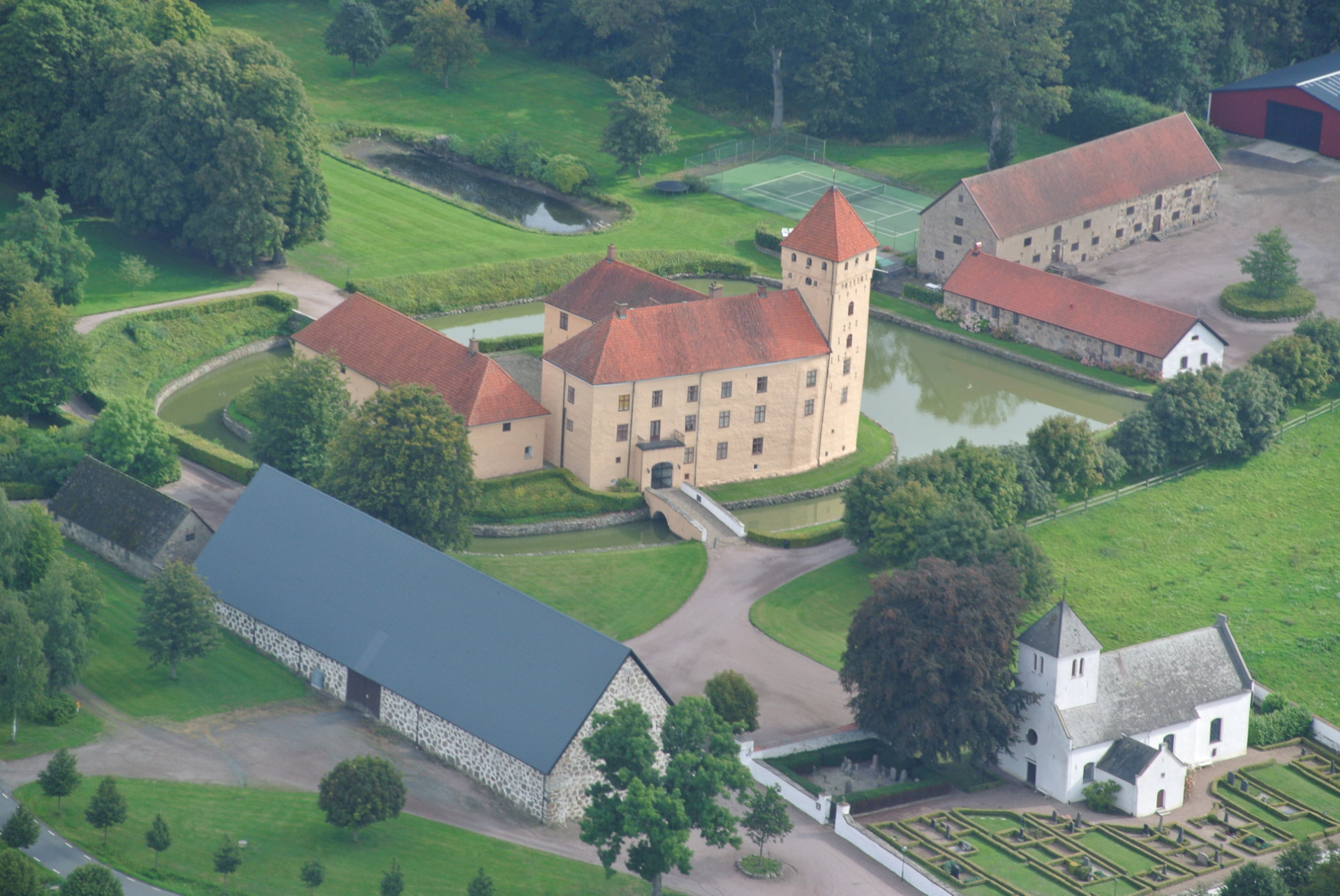 Flygbild över Tosterups slott och gård